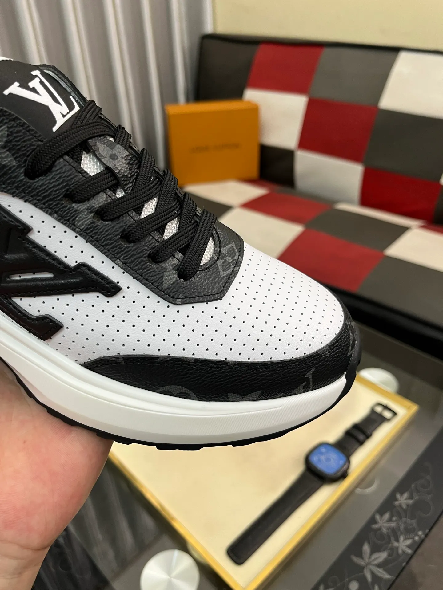 Men's shoes 💰458⌚️⌚️【LOUlS VUlTTON】Louis Vuitton ~ unique and casual style. LV counter purchasing 🏃casual shoes😍😍 Men's 2022 counters are on sale simultaneously, Italian imported brands select first-layer Italian cowhide. 🐑Sheepskin lining (refuses to discolor and rub feet) Sole: Original sole specially provided by the original factory 🎬Better in kind Size number: 38-443️⃣Colors available